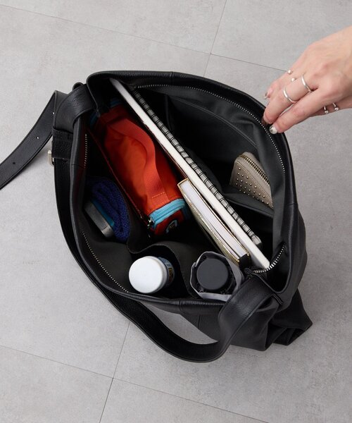 ear PAPILLONNER（イアパピヨネ）の「《本革》エンボスショルダーバッグL（ショルダーバッグ・レディース・ブラック/ベージュ/パープル・FREE）」の15枚目の写真