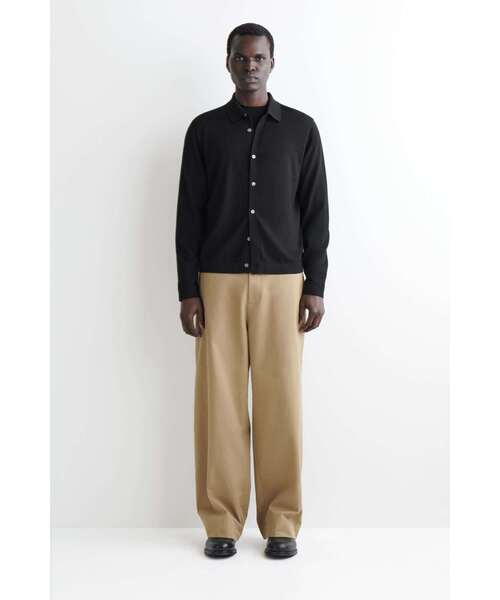 COS(コス)の「メリノウールシャツ(カーディガン/ボレロ・メンズ・ブラック・M/L/XS/S/XL)」の2枚目の写真