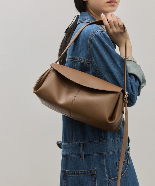 ADAM ET ROPE'（アダムエロペ）の「【サステナブル】フラップショルダーバッグ（ショルダーバッグ・レディース・ブラック/ブラウン・FREE）」の2枚目の写真