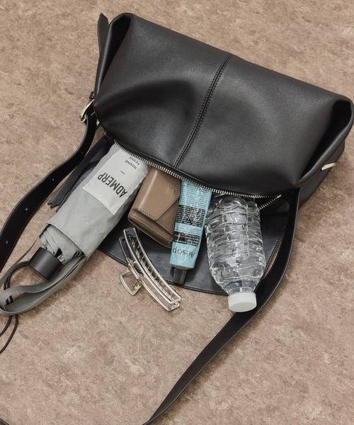 ADAM ET ROPE'（アダムエロペ）の「【サステナブル】フラップショルダーバッグ（ショルダーバッグ・レディース・ブラック/ブラウン・FREE）」の3枚目の写真