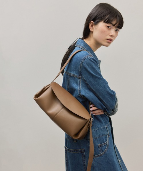 ADAM ET ROPE'（アダムエロペ）の「【サステナブル】フラップショルダーバッグ（ショルダーバッグ・レディース・ブラック/ブラウン・FREE）」の9枚目の写真