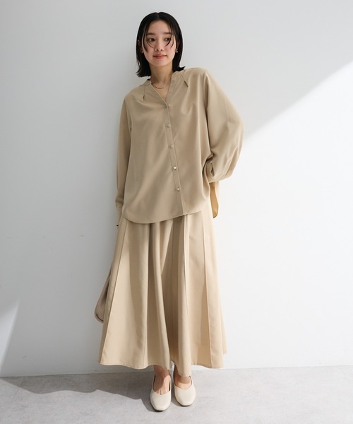 Green Parks(グリーンパークス)の「SET2点スキッパーブラウス+プリーツスカート(ワンピース・レディース・ベージュ/ホワイト系その他2/チャコールグレー・FREE)」の1枚目の写真
