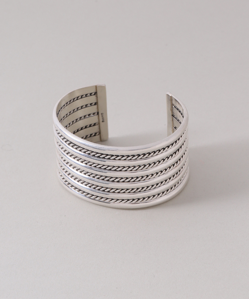 CALMER（カルメール）の「【HARPO / ハルポ】 BRACELET CUFF TWIST / バングル（ブレスレット・レディース・シルバー・FREE）」の4枚目の写真