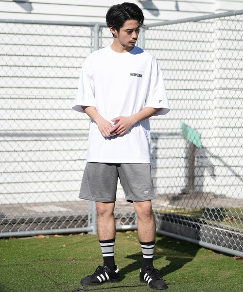 NEW ERA（ニューエラ）の「NEW ERA/ニューエラ 半袖 Tシャツ オーバーサイズド パフォーマンス ドロップショルダー パフォーマンスアパレル 吸汗速乾（Tシャツ/カットソー・メンズ・ホワイト/ブラック・L/XXL/M/XL）」の5枚目の写真