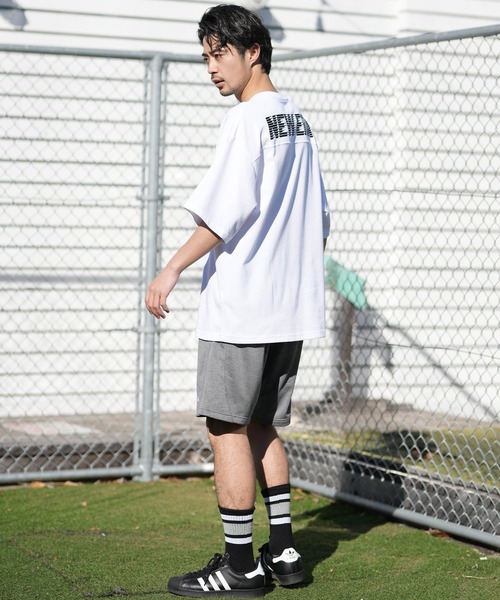 NEW ERA（ニューエラ）の「NEW ERA/ニューエラ 半袖 Tシャツ オーバーサイズド パフォーマンス ドロップショルダー パフォーマンスアパレル 吸汗速乾（Tシャツ/カットソー・メンズ・ホワイト/ブラック・L/XXL/M/XL）」の6枚目の写真