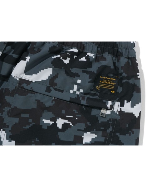 A BATHING APE(アベイシングエイプ)の「MULTI PIXEL CAMO RELAXED FIT BEACH SHORTS(その他パンツ・メンズ・ブラック/グリーン・X-LARGE/XX-LARGE/SMALL/MEDIUM/LARGE)」の7枚目の写真