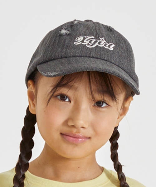 X-girl Stages（エックスガールステージス）の「ロゴ刺しゅうダメージ加工キャップ（キャップ・キッズ・ブラック/ライトブルー・S(48-52cm)/52-56cm）」の2枚目の写真