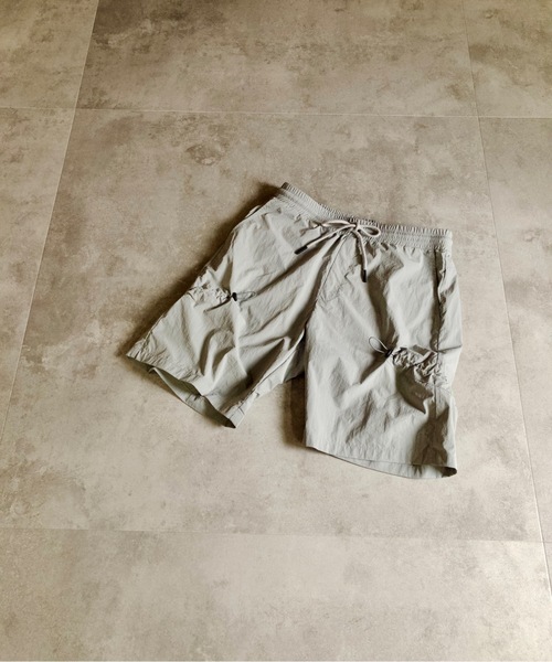 MMMM(エムエムエムエム)の「MMMM/ ナイロンワッシャーシャーリングショートパンツ(その他パンツ・メンズ・ブラック/グレー・MEDIUM/LARGE)」の1枚目の写真