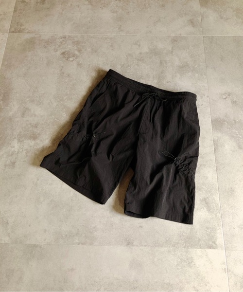 MMMM(エムエムエムエム)の「MMMM/ ナイロンワッシャーシャーリングショートパンツ(その他パンツ・メンズ・ブラック/グレー・MEDIUM/LARGE)」の2枚目の写真