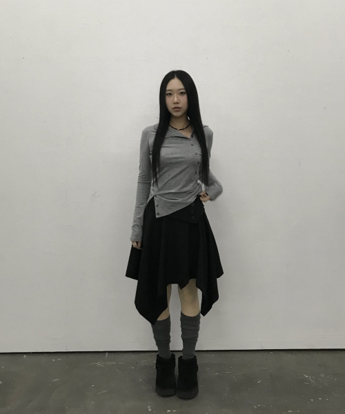 PLACE STUDIO(プレイススタジオ)の「ダブルボタンインシジョンベーシックハイネックデイリースリムフィットロングスリーブTシャツ _ 3COLOR(Tシャツ/カットソー・レディース・グレー/ブルー/ブラック・FREE)」の10枚目の写真