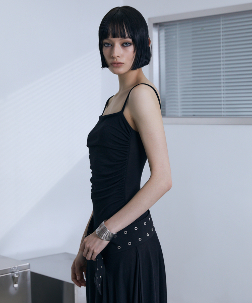 VOONT(ブント)の「Slim Fit Sleeveless Midi Dress (BLACK)(ワンピース・レディース・ブラック・OS)」の6枚目の写真