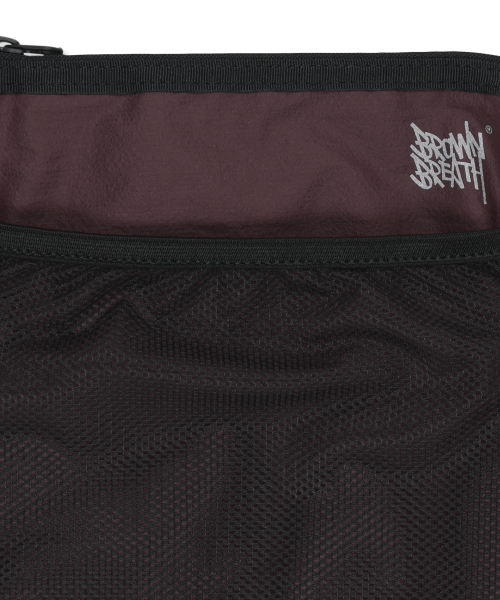 BROWNBREATH(ブラウンブレス)の「TAG SACOSHE BAG - BURGANDY(メッセンジャーバッグ・レディース・その他・ONE)」の3枚目の写真