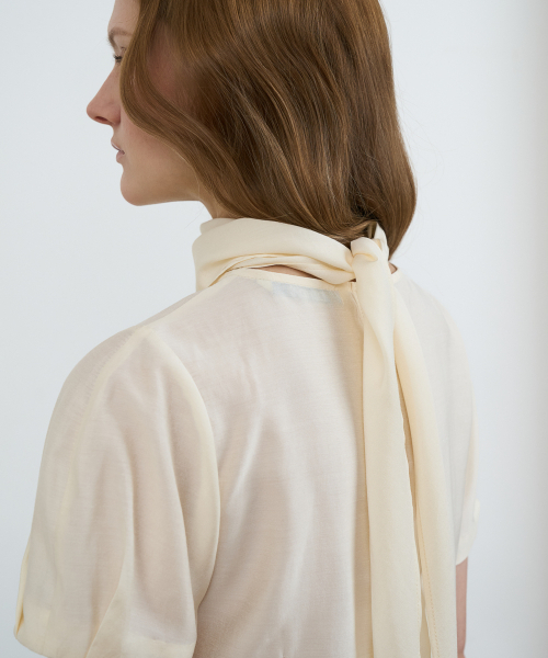 DEHEVE（デヘヴェ）の「Cowl Neck Scarf Blouse [Butter]（シャツ/ブラウス・レディース・イエロー・SMALL/MEDIUM）」の5枚目の写真