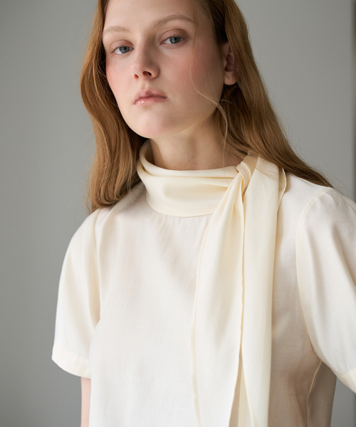 DEHEVE（デヘヴェ）の「Cowl Neck Scarf Blouse [Butter]（シャツ/ブラウス・レディース・イエロー・SMALL/MEDIUM）」の12枚目の写真