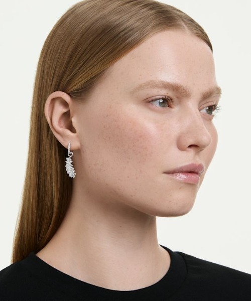 SWAROVSKI（スワロフスキー）の「【公式】【スワロフスキー】Vienna ピアス, ミックスカット, フェザー, ホワイト, ロジウム・プレーティング（ピアス（両耳用）・レディース・シルバー系・ONE SIZE）」の2枚目の写真