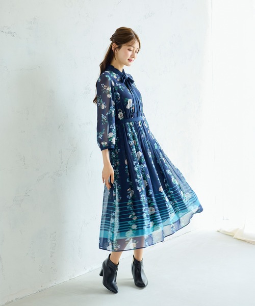 Rose Tiara(ローズティアラ)の「チェックonフラワーフリルカラーワンピース(ワンピース・レディース・ネイビー/ワインレッド・38/40/42/46)」の1枚目の写真