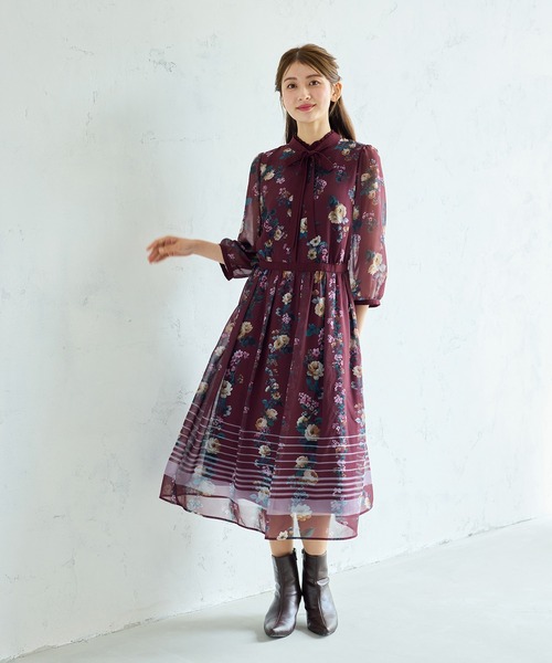 Rose Tiara(ローズティアラ)の「チェックonフラワーフリルカラーワンピース(ワンピース・レディース・ネイビー/ワインレッド・38/40/42/46)」の2枚目の写真