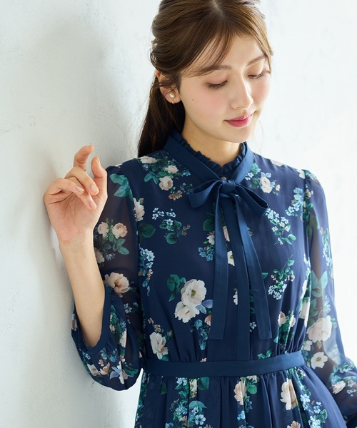 Rose Tiara(ローズティアラ)の「チェックonフラワーフリルカラーワンピース(ワンピース・レディース・ネイビー/ワインレッド・38/40/42/46)」の11枚目の写真