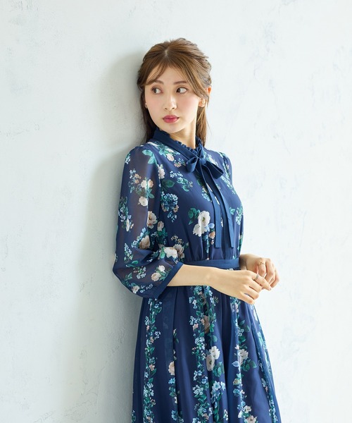 Rose Tiara(ローズティアラ)の「チェックonフラワーフリルカラーワンピース(ワンピース・レディース・ネイビー/ワインレッド・38/40/42/46)」の15枚目の写真