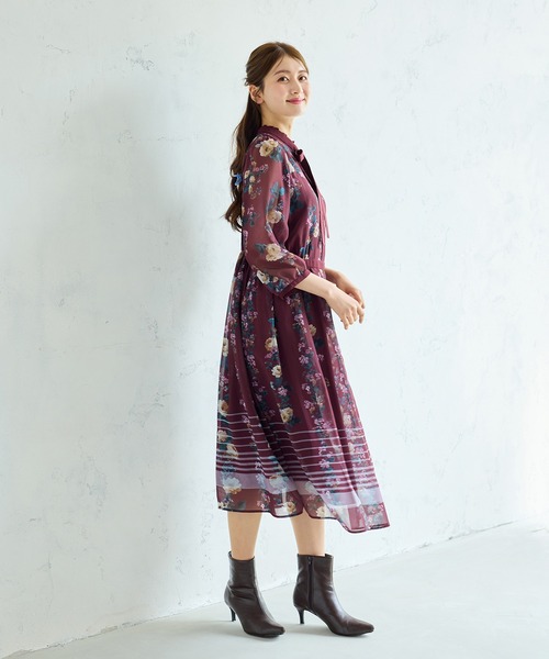 Rose Tiara(ローズティアラ)の「チェックonフラワーフリルカラーワンピース(ワンピース・レディース・ネイビー/ワインレッド・38/40/42/46)」の22枚目の写真
