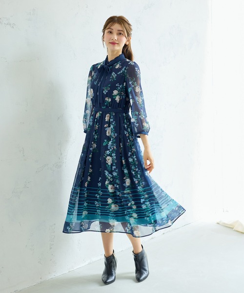 Rose Tiara(ローズティアラ)の「チェックonフラワーフリルカラーワンピース(ワンピース・レディース・ネイビー/ワインレッド・38/40/42/46)」の3枚目の写真
