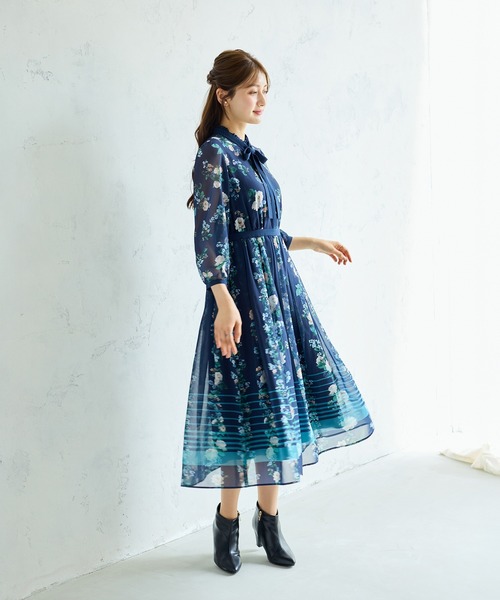 Rose Tiara(ローズティアラ)の「チェックonフラワーフリルカラーワンピース(ワンピース・レディース・ネイビー/ワインレッド・38/40/42/46)」の4枚目の写真