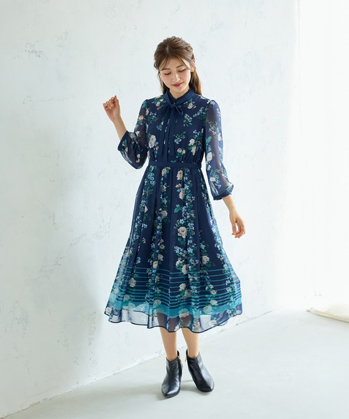 Rose Tiara(ローズティアラ)の「チェックonフラワーフリルカラーワンピース(ワンピース・レディース・ネイビー/ワインレッド・38/40/42/46)」の5枚目の写真