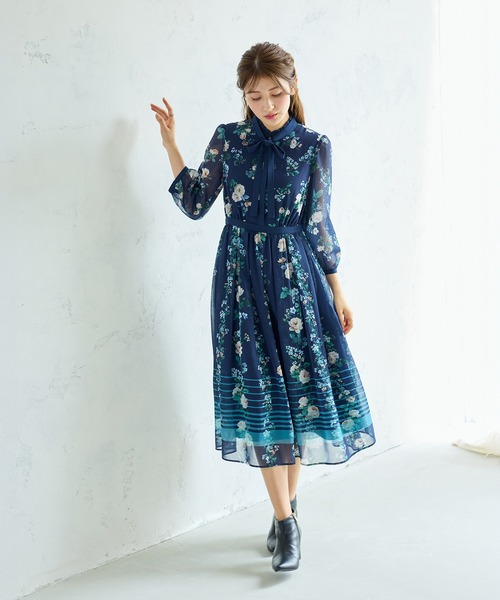 Rose Tiara(ローズティアラ)の「チェックonフラワーフリルカラーワンピース(ワンピース・レディース・ネイビー/ワインレッド・38/40/42/46)」の6枚目の写真