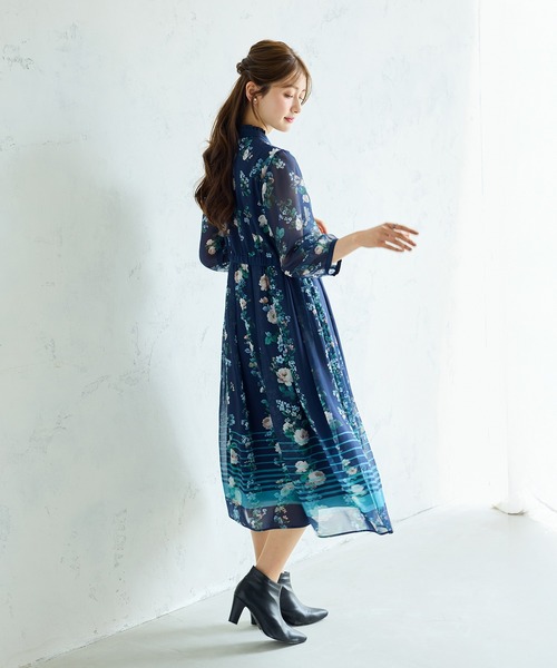 Rose Tiara(ローズティアラ)の「チェックonフラワーフリルカラーワンピース(ワンピース・レディース・ネイビー/ワインレッド・38/40/42/46)」の8枚目の写真