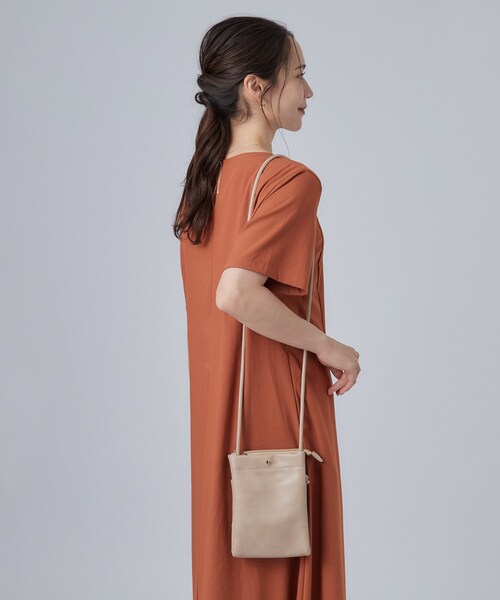 SHOO・LA・RUE(シューラルー)の「2層ミニショルダーバッグ(ショルダーバッグ・レディース・ブラック/ベージュ/オレンジ/ブルー・00)」の2枚目の写真