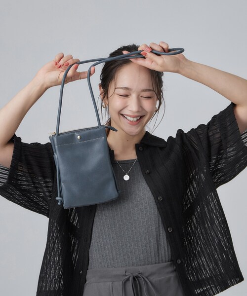 SHOO・LA・RUE(シューラルー)の「2層ミニショルダーバッグ(ショルダーバッグ・レディース・ブラック/ベージュ/オレンジ/ブルー・00)」の3枚目の写真