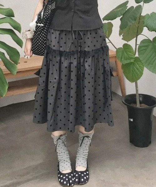 Sibra(シブラ)の「ドット柄レース切替サイドポケットティアードスカート(スカート・レディース・ダークグレー・M)」の4枚目の写真