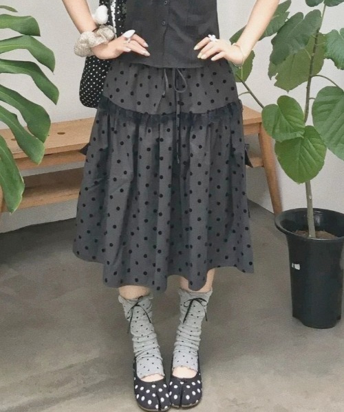 Sibra(シブラ)の「ドット柄レース切替サイドポケットティアードスカート(スカート・レディース・ダークグレー・M)」の3枚目の写真