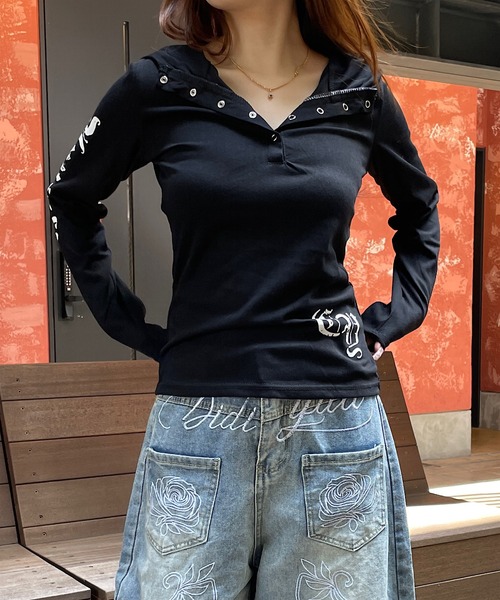 ROGER AND RAW（ロジャーアンドロウ）の「フーディーヘンリーネック プリントロンT（Tシャツ/カットソー・レディース・ホワイト/ブラック・FREE）」の3枚目の写真
