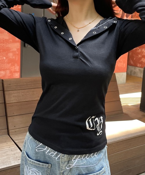 ROGER AND RAW（ロジャーアンドロウ）の「フーディーヘンリーネック プリントロンT（Tシャツ/カットソー・レディース・ホワイト/ブラック・FREE）」の4枚目の写真