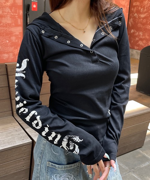 ROGER AND RAW（ロジャーアンドロウ）の「フーディーヘンリーネック プリントロンT（Tシャツ/カットソー・レディース・ホワイト/ブラック・FREE）」の5枚目の写真