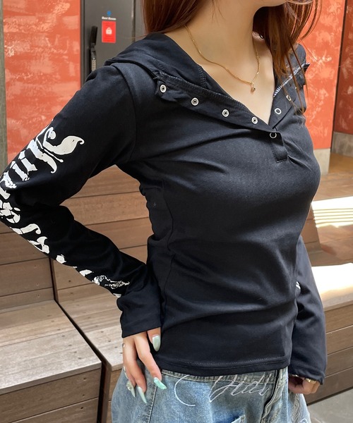 ROGER AND RAW（ロジャーアンドロウ）の「フーディーヘンリーネック プリントロンT（Tシャツ/カットソー・レディース・ホワイト/ブラック・FREE）」の6枚目の写真