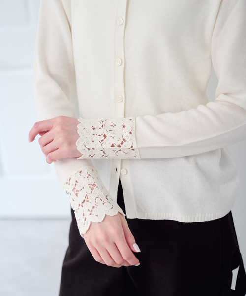 U by SPICK&SPAN(ユーバイスピックアンドスパン)の「レースカフスニットシャツ(ニット/セーター・レディース・ホワイト/ブラック・FREE)」の2枚目の写真