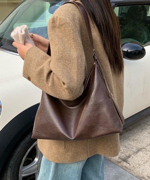 yuue' ( wear )(ユーイ)の「2WAYフェイクレザーショルダーバッグ/通勤通学/A4サイズ対応(ショルダーバッグ・レディース・ダークブラウン/ブラック・FREE)」の11枚目の写真