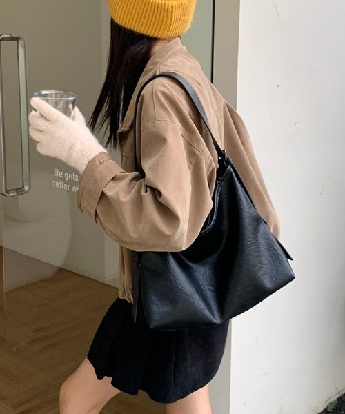yuue' ( wear )(ユーイ)の「2WAYフェイクレザーショルダーバッグ/通勤通学/A4サイズ対応(ショルダーバッグ・レディース・ダークブラウン/ブラック・FREE)」の3枚目の写真