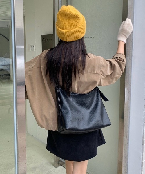 yuue' ( wear )(ユーイ)の「2WAYフェイクレザーショルダーバッグ/通勤通学/A4サイズ対応(ショルダーバッグ・レディース・ダークブラウン/ブラック・FREE)」の5枚目の写真