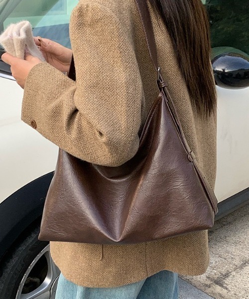 yuue' ( wear )(ユーイ)の「2WAYフェイクレザーショルダーバッグ/通勤通学/A4サイズ対応(ショルダーバッグ・レディース・ダークブラウン/ブラック・FREE)」の14枚目の写真