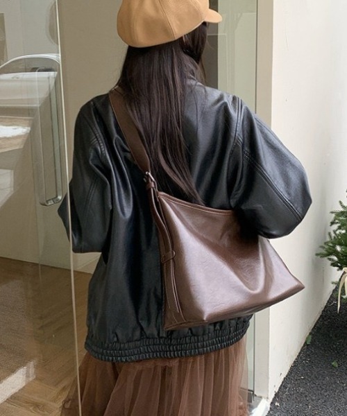 yuue' ( wear )(ユーイ)の「2WAYフェイクレザーショルダーバッグ/通勤通学/A4サイズ対応(ショルダーバッグ・レディース・ダークブラウン/ブラック・FREE)」の15枚目の写真