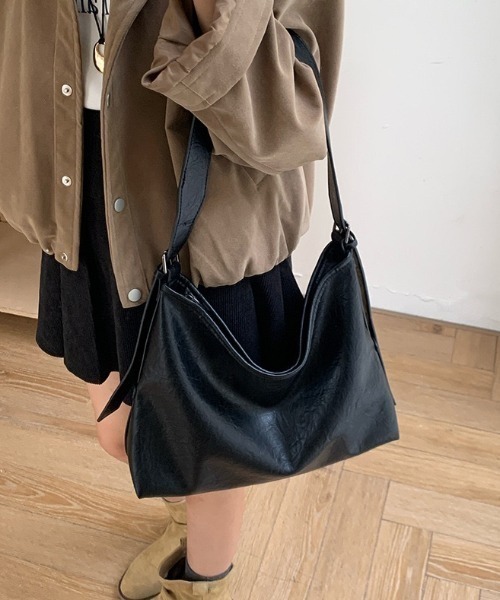 yuue' ( wear )(ユーイ)の「2WAYフェイクレザーショルダーバッグ/通勤通学/A4サイズ対応(ショルダーバッグ・レディース・ダークブラウン/ブラック・FREE)」の4枚目の写真