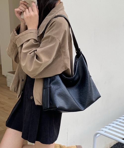yuue' ( wear )(ユーイ)の「2WAYフェイクレザーショルダーバッグ/通勤通学/A4サイズ対応(ショルダーバッグ・レディース・ダークブラウン/ブラック・FREE)」の6枚目の写真