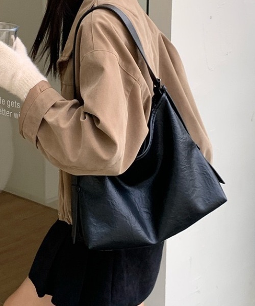 yuue' ( wear )(ユーイ)の「2WAYフェイクレザーショルダーバッグ/通勤通学/A4サイズ対応(ショルダーバッグ・レディース・ダークブラウン/ブラック・FREE)」の8枚目の写真
