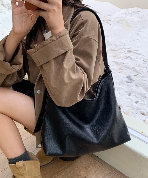 yuue' ( wear )(ユーイ)の「2WAYフェイクレザーショルダーバッグ/通勤通学/A4サイズ対応(ショルダーバッグ・レディース・ダークブラウン/ブラック・FREE)」の9枚目の写真