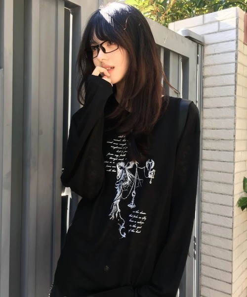 FreeZone(フリーゾーン)の「ゴシックアートプリント ヘンリーネック シアーロング T(Tシャツ/カットソー・メンズ・ホワイト/ブラック・F)」の1枚目の写真