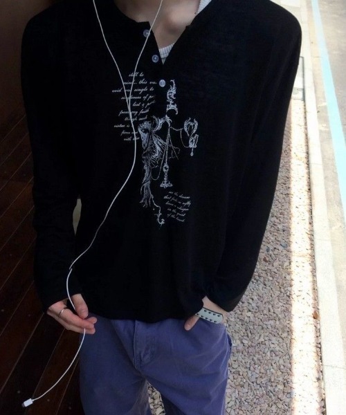FreeZone(フリーゾーン)の「ゴシックアートプリント ヘンリーネック シアーロング T(Tシャツ/カットソー・メンズ・ホワイト/ブラック・F)」の8枚目の写真