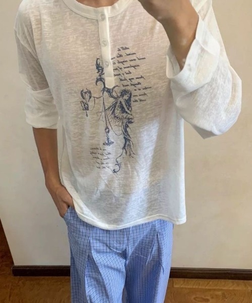 FreeZone(フリーゾーン)の「ゴシックアートプリント ヘンリーネック シアーロング T(Tシャツ/カットソー・メンズ・ホワイト/ブラック・F)」の9枚目の写真